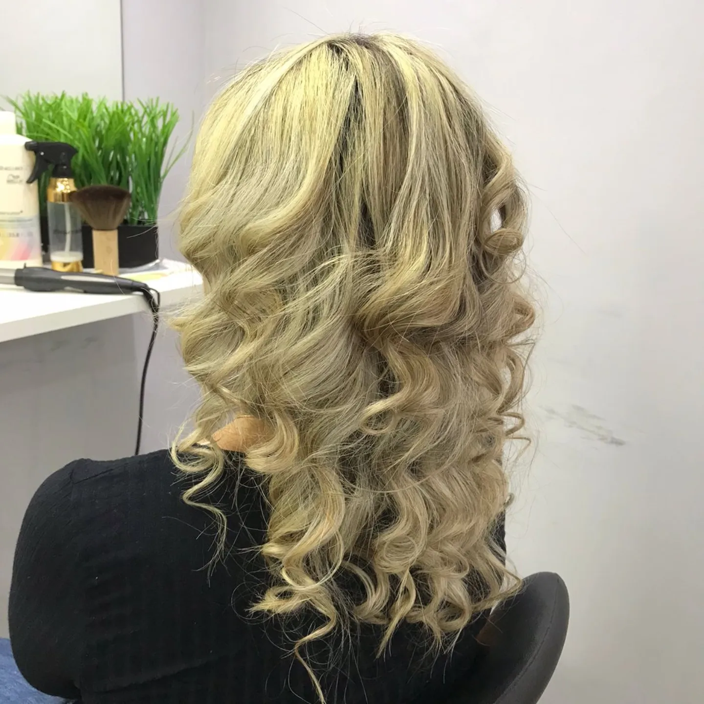 Penteado sofisticado e cuidados capilares premium - Salão Jurema Fernandes